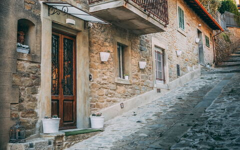 Casa San Valentino: Propriété, Fenêtre, Bâtiment, Porte, Bleu Azur, Bois, Éclairage, Plante, Architecture, Surface De La Route