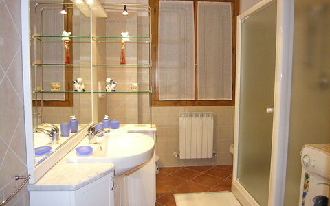 Villino Setteponti: Miroir, Robinet, Évier, Propriété, Lavabo, Luminaire Plomberie, Salle De Bains, Bâtiment, Violet, Design Intérieur