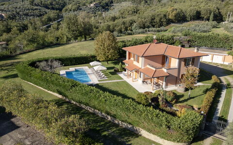 Villino Setteponti: Piscine, Zone Résidentielle, Maison, Toit, Biens, Domicile, Recours, Jardin, Chalet, Pelouse