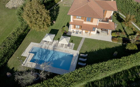 Villino Setteponti: Piscine, Zone Résidentielle, Maison, Domicile, Toit, Biens, Recours, Établissements Humains, Pelouse, Villa