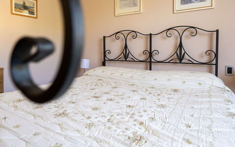 Villino Setteponti: Lit, Literie, Chambre, Drap De Lit, Linge, Design Intérieur, Meubles, Cadre De Lit, Pièce, Sol