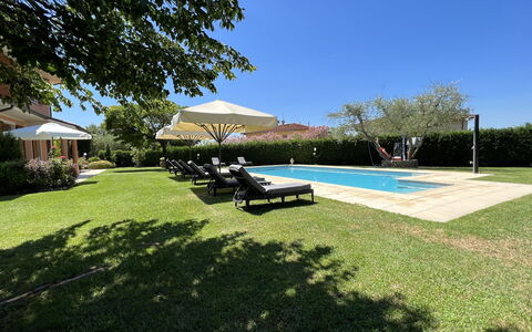 Villino Setteponti: Plante, Ciel, Ombre, Mobilier De Jardin, Arbre, Lot Terre, Herbe, Loisir, Piscine, Paysage