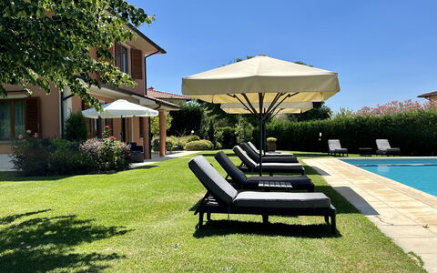 Villino Setteponti: Plante, Ciel, Bâtiment, L'Eau, Canapé, Ombre, Mobilier De Jardin, Arbre, Fenêtre, Balancelle