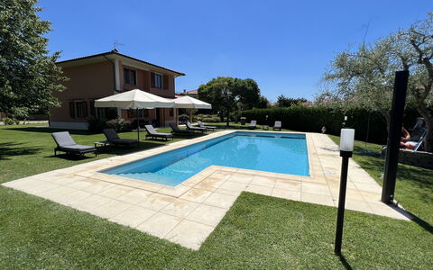 Villino Setteponti: Ciel, L'Eau, Plante, Piscine, Bâtiment, Arbre, Ombre, Herbe, Zone Résidentielle, Rectangle