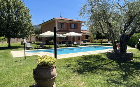 Villino Setteponti: Plante, Ciel, L'Eau, Propriété, Bâtiment, Piscine, Arbre, Ombre, Pot De Fleur, Chaise