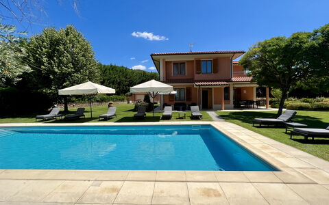 Villino Setteponti: L'Eau, Ciel, Plante, Propriété, Piscine, Bleu Azur, Bâtiment, Ombre, Arbre, Architecture