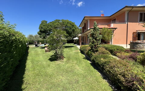 Villino Setteponti: Plante, Ciel, Propriété, Bâtiment, Fenêtre, Lot Terre, Arbre, Végétation, Maison, Nuage