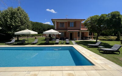Villino Setteponti: Plante, Ciel, Propriété, L'Eau, Piscine, Bâtiment, Bleu Azur, Ombre, Nuage, Herbe