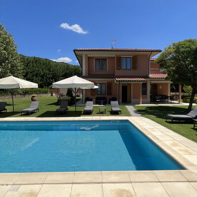 Villino Setteponti: Plante, Ciel, Propriété, L'Eau, Piscine, Bâtiment, Bleu Azur, Ombre, Nuage, Herbe