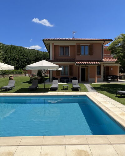 Villino Setteponti: Plante, Ciel, Propriété, L'Eau, Piscine, Bâtiment, Bleu Azur, Ombre, Nuage, Herbe