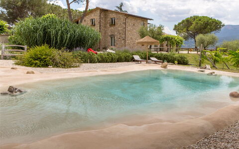 Villa Tavernacce: L'Eau, Plante, Propriété, Bâtiment, Ciel, Nuage, Arbre, Bleu Azur, Fenêtre, Paysage Naturel