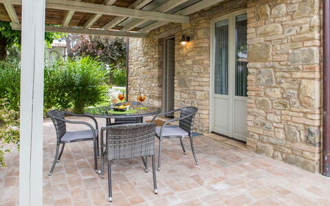 Villa Tavernacce: Meubles, Table, Plante, Bâtiment, Chaise, Pot De Fleur, Fenêtre, Bois, Tableau De Plein Air, Design Intérieur