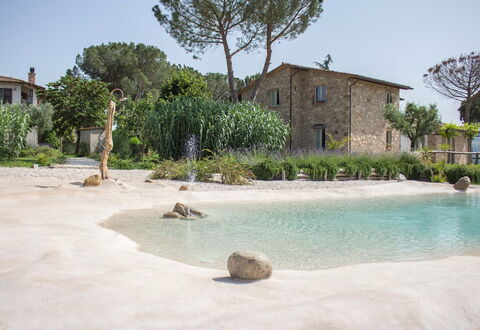 Villa Tavernacce: L'Eau, Ciel, Plante, Bâtiment, Ressources En Eau, Fenêtre, Arbre, Bleu Azur, Maison, Arecales