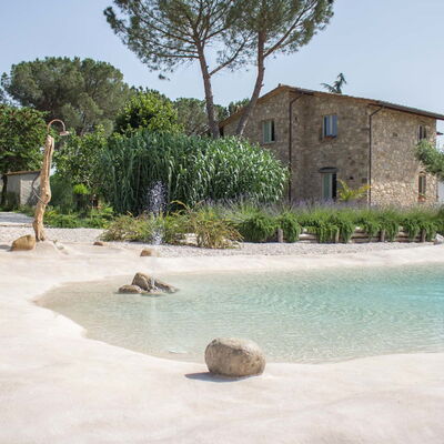 Villa Tavernacce: L'Eau, Ciel, Plante, Bâtiment, Ressources En Eau, Fenêtre, Arbre, Bleu Azur, Maison, Arecales