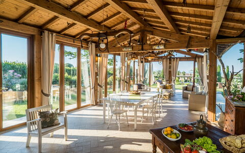 Villa i Colli: Meubles, Table, Plante, Bois, Design Intérieur, Ombre, Loisir, Immobilier, Arbre, Piscine