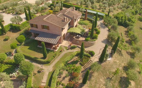 Villa i Colli: Plante, Bâtiment, Lot Terre, Arbre, Design Urbain, Maison, Paysage Naturel, Quartier, Zone Résidentielle, Herbe