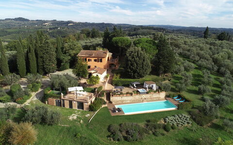 Villa Tresanti: Plante, Ciel, Nuage, Bâtiment, Arbre, Fenêtre, Lot Terre, Paysage Naturel, Herbe, Paysage