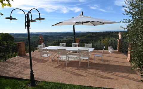 Villa Tresanti: Ciel, Propriété, Table, Meubles, Nuage, Parapluie, Ombre, Tableau De Plein Air, Arbre, Mobilier De Jardin