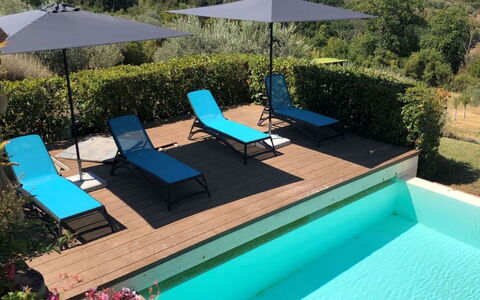 Villa Tresanti: L'Eau, Plante, Ciel, Meubles, Piscine, Arbre, Bleu Azur, Fleur, Bâtiment, Mobilier De Jardin