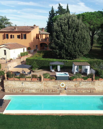 Villa Tresanti: Nuage, Plante, Ciel, Propriété, Bâtiment, Vert, Arbre, L'Eau, Piscine, Fenêtre