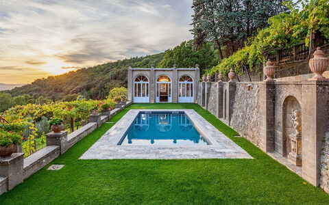 Villa Torreone: Nuage, Plante, L'Eau, Ciel, Jour, Propriété, Piscine, La Nature, Bleu Azur, Arbre