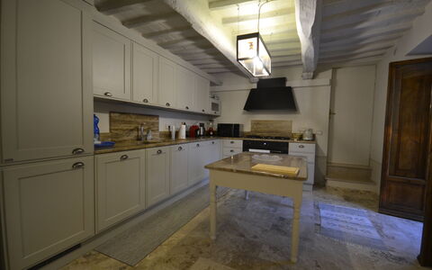 Villa Torreone: Cabinetry, Bois, Cuisine, Sol, Sol, Maison, Comptoir, Bâtiment, Dur, Porte
