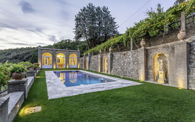 Villa Torreone: Ciel, Plante, L'Eau, Nuage, Arbre, Piscine, Herbe, Bâtiment, Loisir, Paysage
