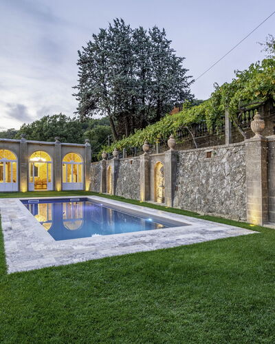Villa Torreone: Ciel, Plante, L'Eau, Nuage, Arbre, Piscine, Herbe, Bâtiment, Loisir, Paysage