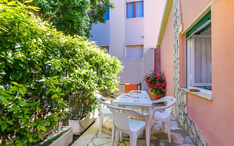 San Vincenzo 644: Cour, Plante D'Appartement, Balcon, Cour