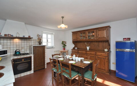 Villa Antelminelli: Propriété, Meubles, Cabinetry, Table, Bois, Chaise, Design Intérieur, Cuisine, Bâtiment, Sol