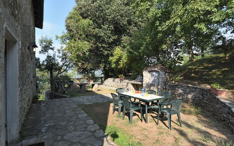 Villa Antelminelli: Plante, Meubles, Table, Ciel, Arbre, Chaise, Mobilier De Jardin, Ombre, Pot De Fleur, Bâtiment