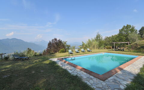 Villa Antelminelli: Ciel, L'Eau, Nuage, Plante, Piscine, Arbre, Lot Terre, Herbe, Ombre, Paysage Naturel