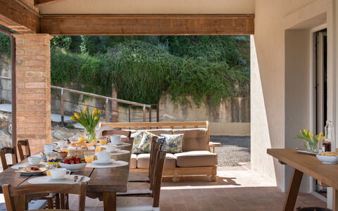 Villa Noemi: Table, Meubles, Plante, Chaise, Bâtiment, Ombre, Bois, Éclairage, Design Intérieur, Architecture