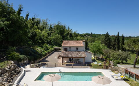 Villa Noemi: Plante, Ciel, Arbre, Bâtiment, Paysage, Piscine, Loisir, Toit, Design Urbain, Maison