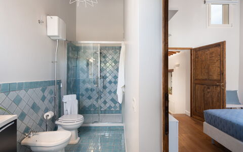 Villa Noemi: Évier, Luminaire Plomberie, Bleu Azur, Miroir, Salle De Bains, Bâtiment, Architecture, Confort, Design Intérieur, Sol