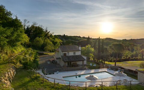 Villa Noemi: Ciel, Nuage, Propriété, Plante, Arbre, Bâtiment, Paysage, Design Urbain, Immobilier, Herbe