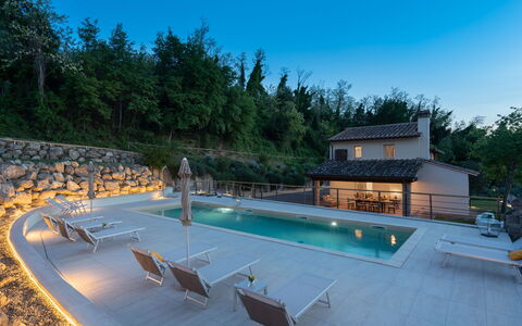 Villa Noemi: L'Eau, Ciel, Propriété, Piscine, Bleu Azur, Mobilier De Jardin, Plan D'Eau, Chaise, Arbre, Balancelle