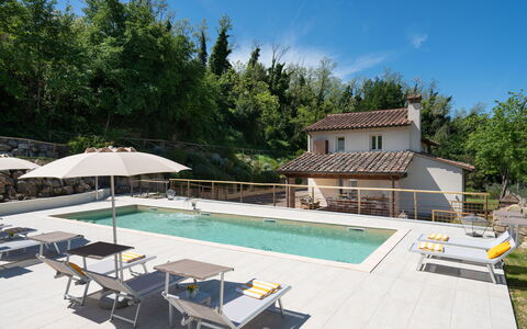 Villa Noemi: Ciel, Propriété, Meubles, Plante, Piscine, Table, Ombre, Arbre, Parapluie, Chaise