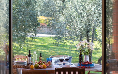 Residenza la Casuccia: Plante, Fenêtre, Table, Design Intérieur, Ombre, Bois, Vaisselle, Arbre, Loisir, Été