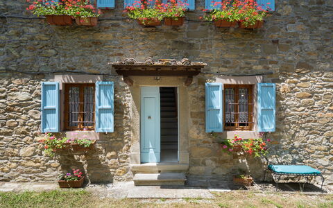 Villa La Vigna: Plante, Bâtiment, Fenêtre, Jour, Propriété, Fleur, Bleu Azur, Feuille, Porte, Bois