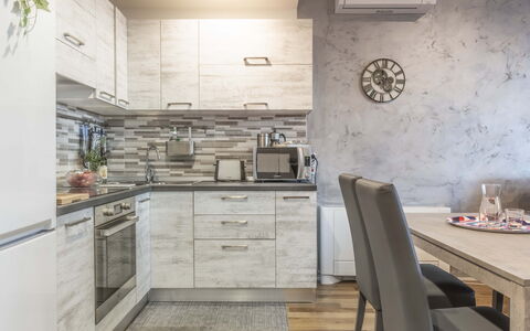 Florence Suite Apartment: Cabinetry, Meubles, Table, Comptoir, Bâtiment, Bois, Cuisine, Cuisinière, Design Intérieur, Evier