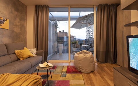 Florence Suite Apartment: Canapé, Table, Meubles, Propriété, Confort, Bâtiment, Bois, Design Intérieur, Ombre, Rideau