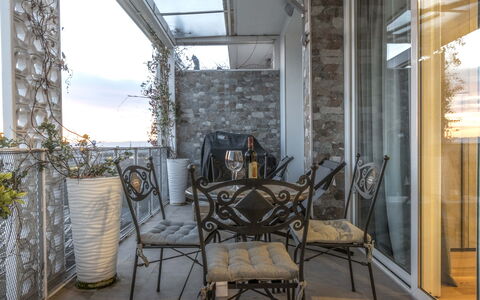 Florence Suite Apartment: Propriété, Meubles, Chaise, Design Intérieur, Bois, Bâtiment, Plante, Maison, Ciel, Table