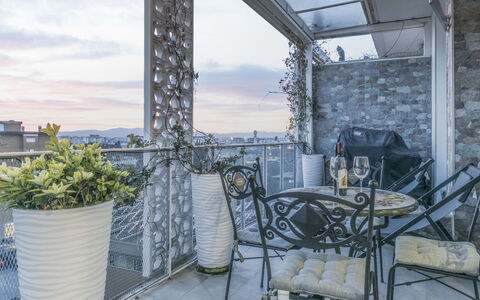 Florence Suite Apartment: Plante, Ciel, Nuage, Bâtiment, Design Intérieur, Architecture, Pot De Fleur, Chaise, Fenêtre, Immobilier