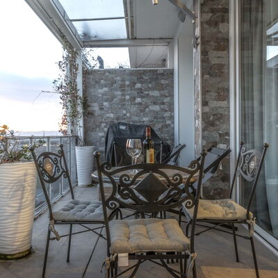 Florence Suite Apartment: Propriété, Meubles, Chaise, Design Intérieur, Bois, Bâtiment, Plante, Maison, Ciel, Table