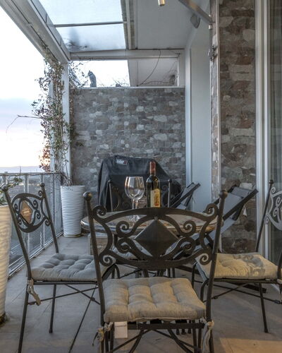 Florence Suite Apartment: Propriété, Meubles, Chaise, Design Intérieur, Bois, Bâtiment, Plante, Maison, Ciel, Table