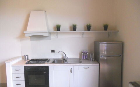 Orangerie Degli Ulivi: Cabinetry, Evier, Appareil De Cuisine, Comptoir, Évier, Cuisinière, Bâtiment, Cuisine, Électroménager, Éclairage