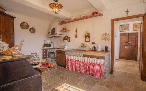 Villa In Garfagnana: Cadre, Bâtiment, Cabinetry, Bois, Orange, Design Intérieur, Sol, Sol, Salon, Tache De Bois