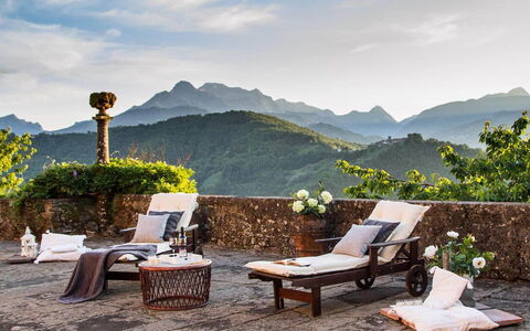 Villa In Garfagnana: Ciel, Nuage, Plante, Propriété, Meubles, Fleur, Table, Montagne, La Nature, Mobilier De Jardin