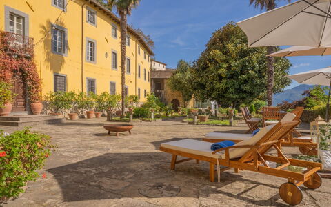 Villa In Garfagnana: Plante, Meubles, Bâtiment, Ciel, Fenêtre, Bleu Azur, Extérieur Banc, Mobilier De Jardin, Ombre, Arbre
